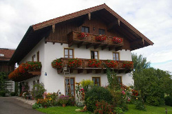 Das Gebäude mit den Ferienwohnungen von der Straßenseite (Osten)