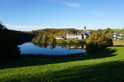 Der Höglwörther See ist in einer wundervollen Landschaft in mitten der bayerischen Alpen eingebettet.