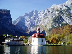 Der Königsee mit St. Bartholomä und dem Watzmann im Hintergrund.