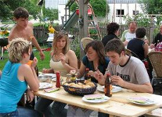 Für die lauen Sommerabende bietet es sich an, den Holzkohlegrill zu benutzen oder sich unter der Laube zu einem gemütlichen Ratsch zu treffen