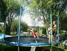 Tischtennisspielen, Federballspielen, Trampolin springen